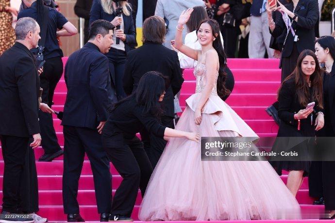 金智秀戛纳粉毯G社生图金智秀感谢BLACKPINK成员 当地时间23日，金智秀亮