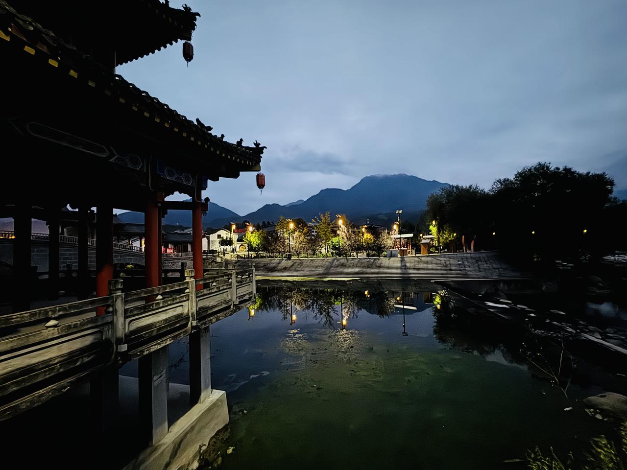 一个人至少应该拥有一个梦想，
有一个理由去坚强，
心若没有栖息的地方，
在哪里都