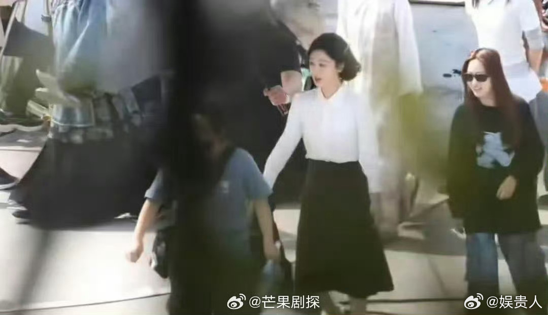 杨紫纺织女工造型路透杨紫董竹君一天两套妆造 反差太强了，纺织女工的“下里巴人”，