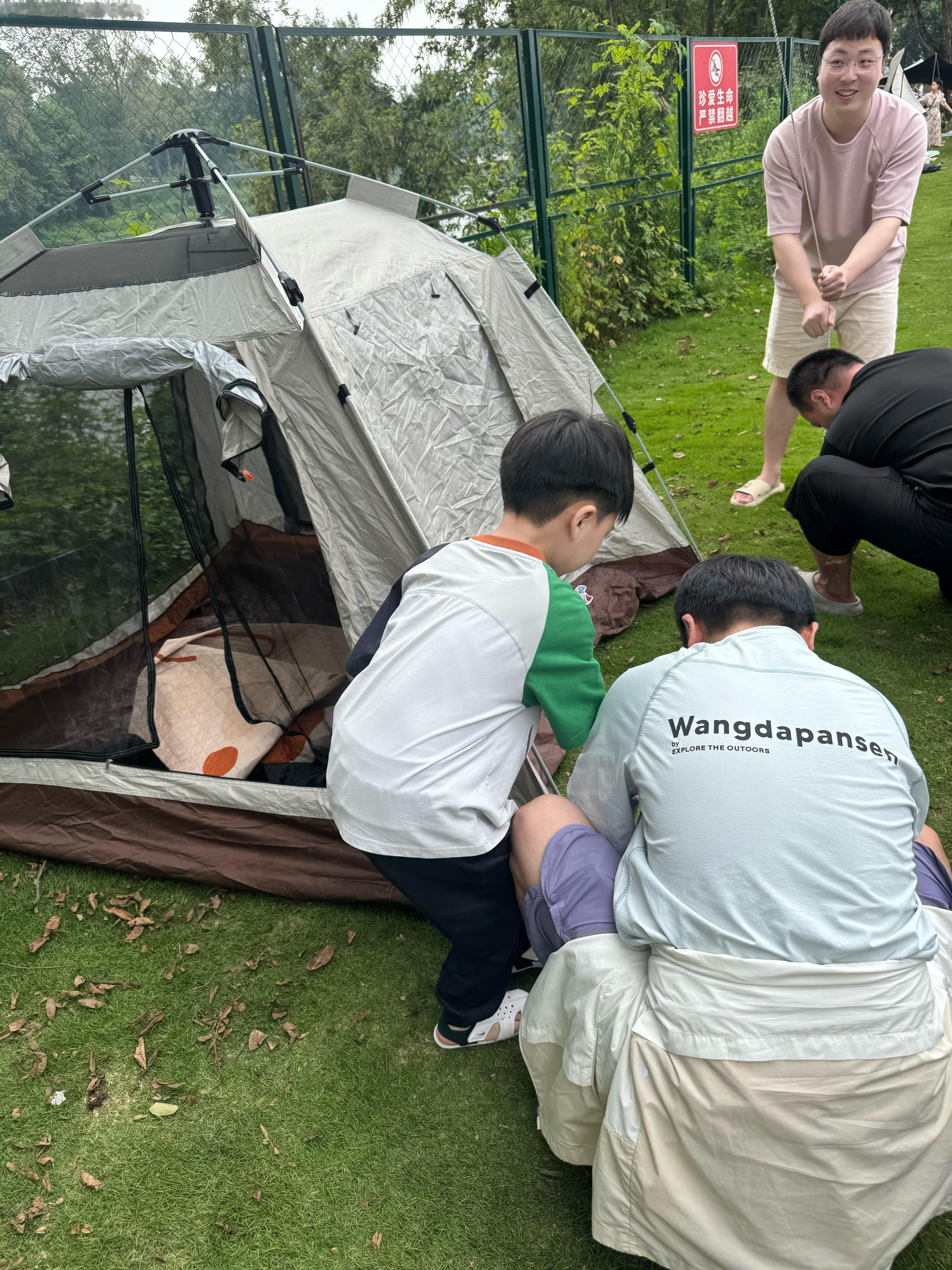 早上就收拾出门 露营吃火锅 踩水 斗地主 沉浸式完了一天 准备回家的时候 惊喜的