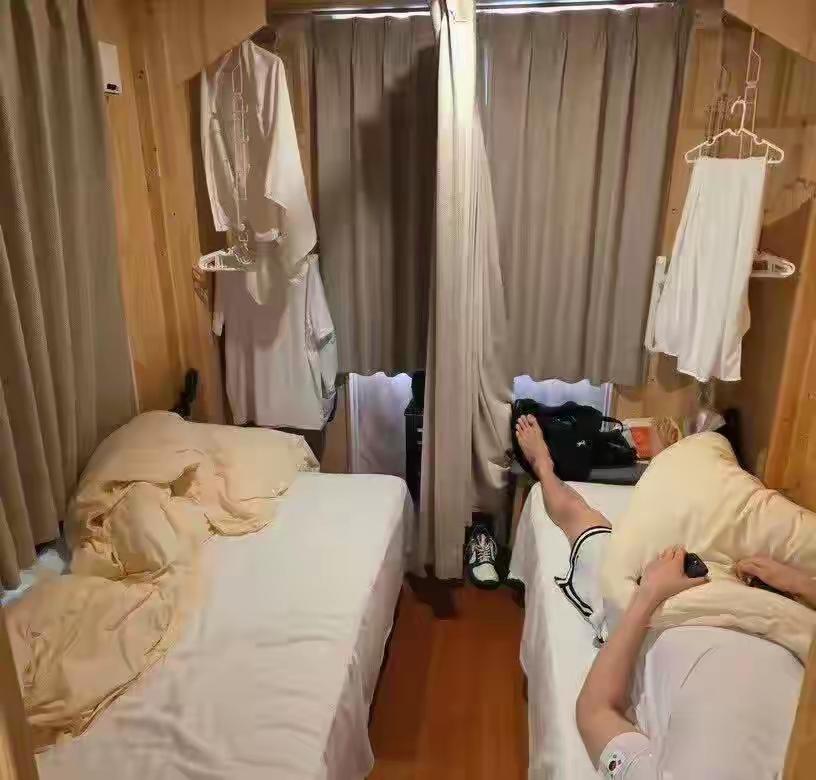 日本名古屋亚运会又上热搜了。
运动员吐槽不住酒店，改住游轮和集装箱式房间，而且房
