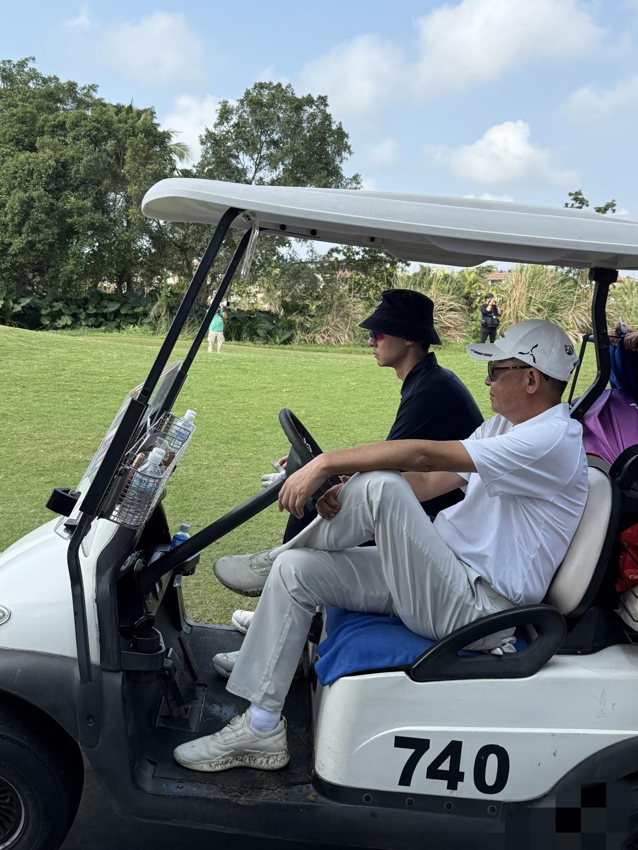 王志文海口打高尔夫，又黑又胖，差点没认出来！

3月19日，老演员王志文罕见露面