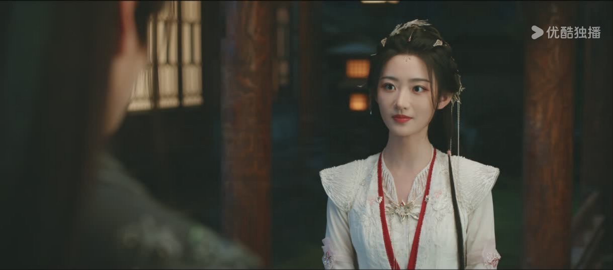 第一次看杨雨潼演戏，长得还行就是没啥灵气，神医这个角色是活泼机灵型的，看得出来她