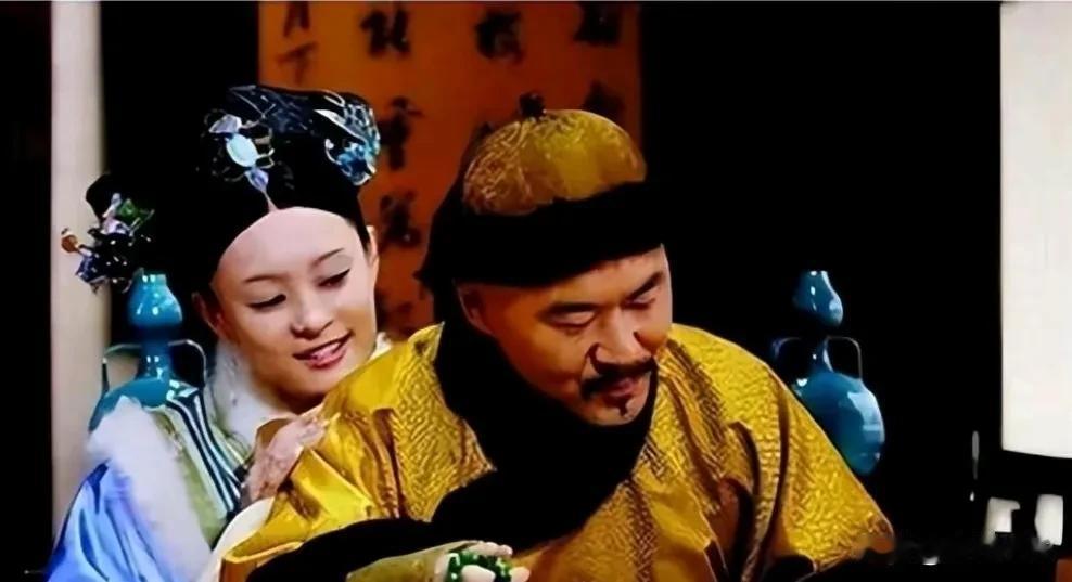 一天夜里，乾隆刚从西宫娘娘的寝殿出来，意犹未尽，又想去宠幸东宫嫔妃，他趁着守卫宫