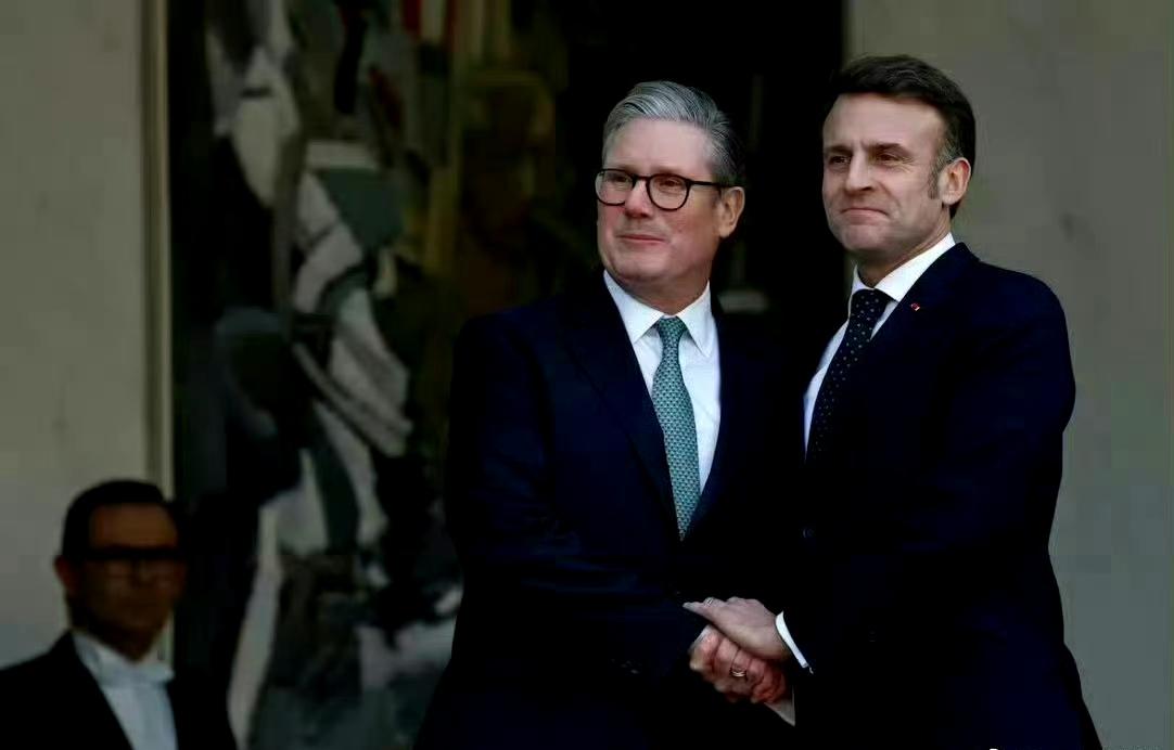 传闻英相斯塔默将于明年1月底访华。
中国外交部表示，中方尚未同英方就斯塔默访华日