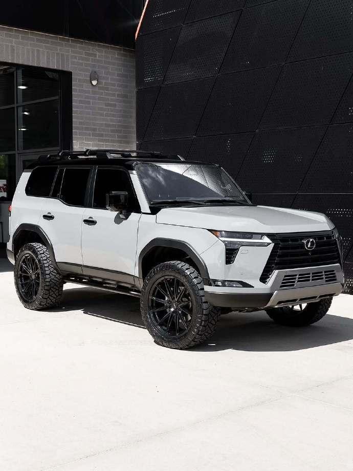 方正轮廓+肌肉感机盖，市区开自带反差萌，回头率直接拉满77.8万起的定价，兼顾城