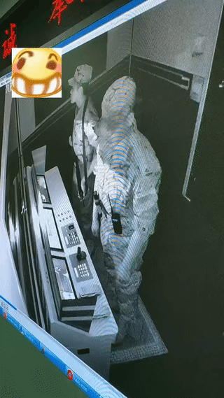 老兵带着新兵值夜岗。
在凌晨两点的时候突然一顿困意来袭，还是忍不住犯困打磕睡，导