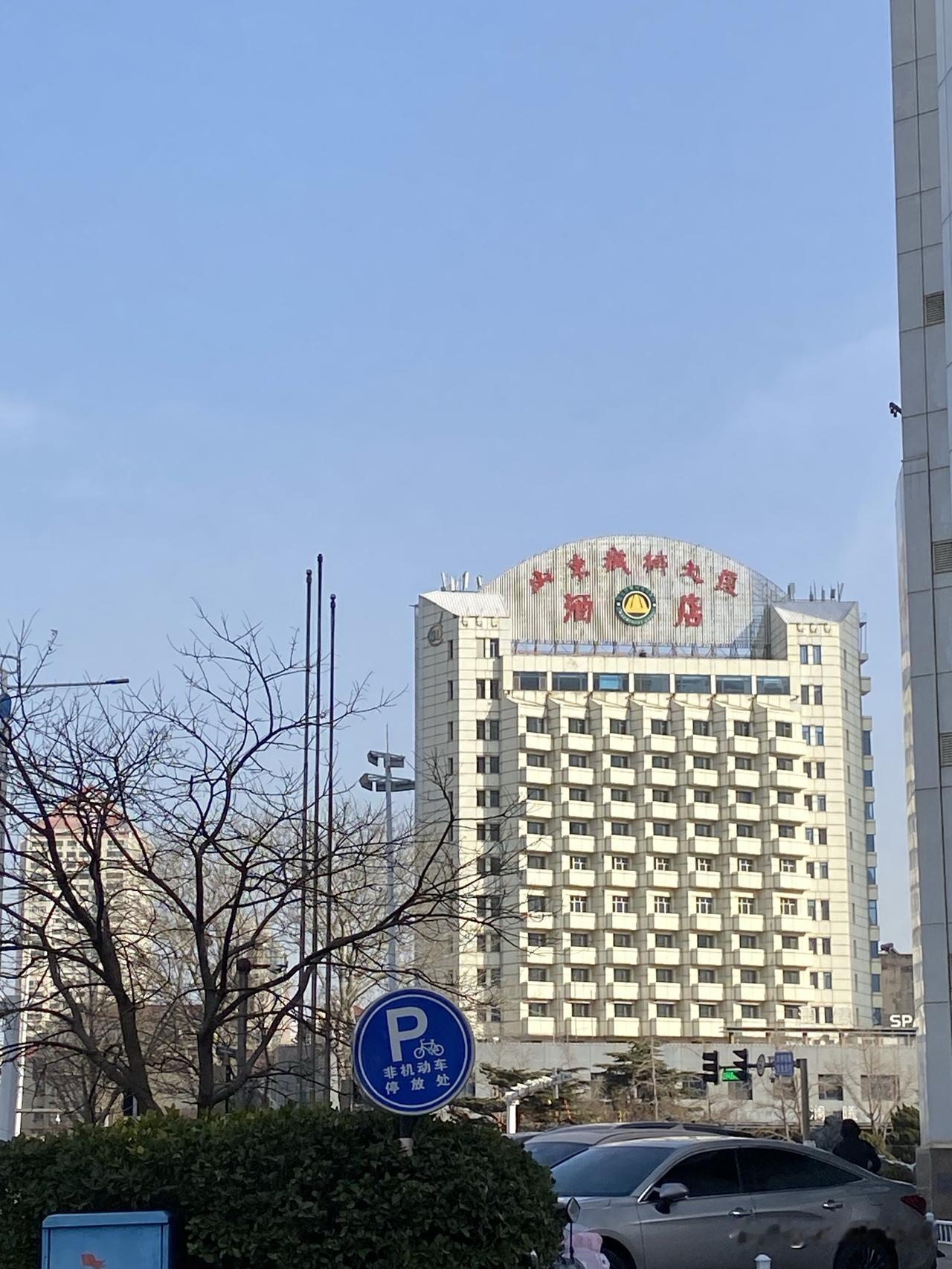 新年渐近，大街小巷皆张灯结彩，那氛围瞬间就烘托起来了。看那红彤彤的灯笼，一盏盏悬