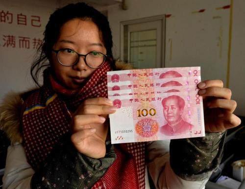 一位女子到银行取8元现金，遭到员工嘲笑。无奈之下，女子对银行人员说，那就帮我取5