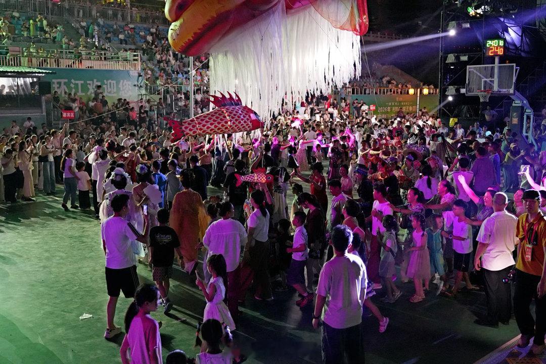 分龙非遗巡游嗨翻村BA打卡环江村BA+分龙盛会，体验直接拉满。村BA球场激情炸裂