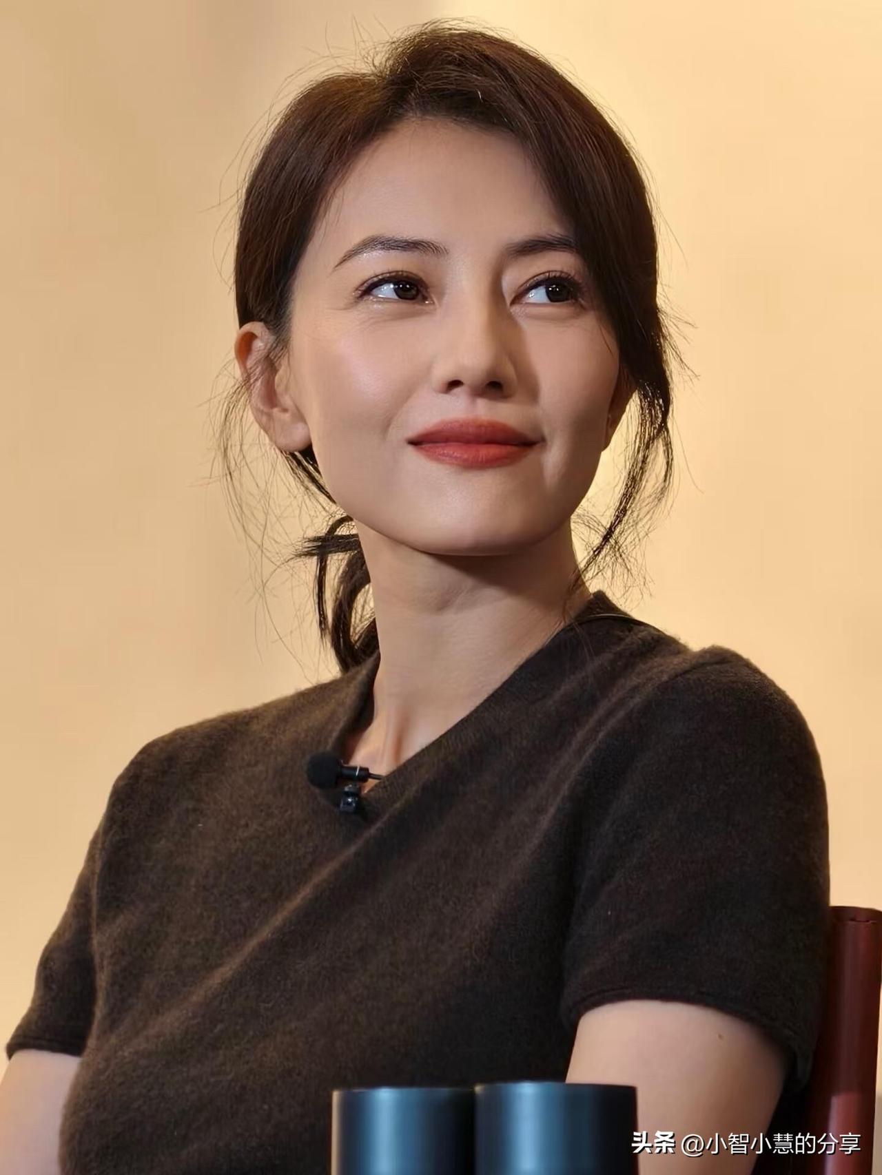 娱乐圈里，能算得上美人的，除了刘亦菲，景甜，那只有高圆圆了。她的面色红润，脸蛋肉