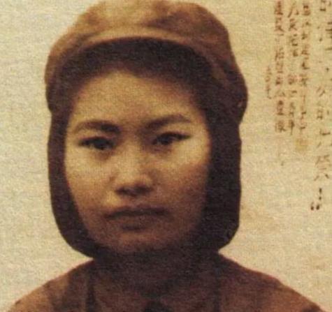 1950年，丁佑君被土匪整晚不停地折磨。之后，敌人又剥光她的衣物，给她灌辣椒水、