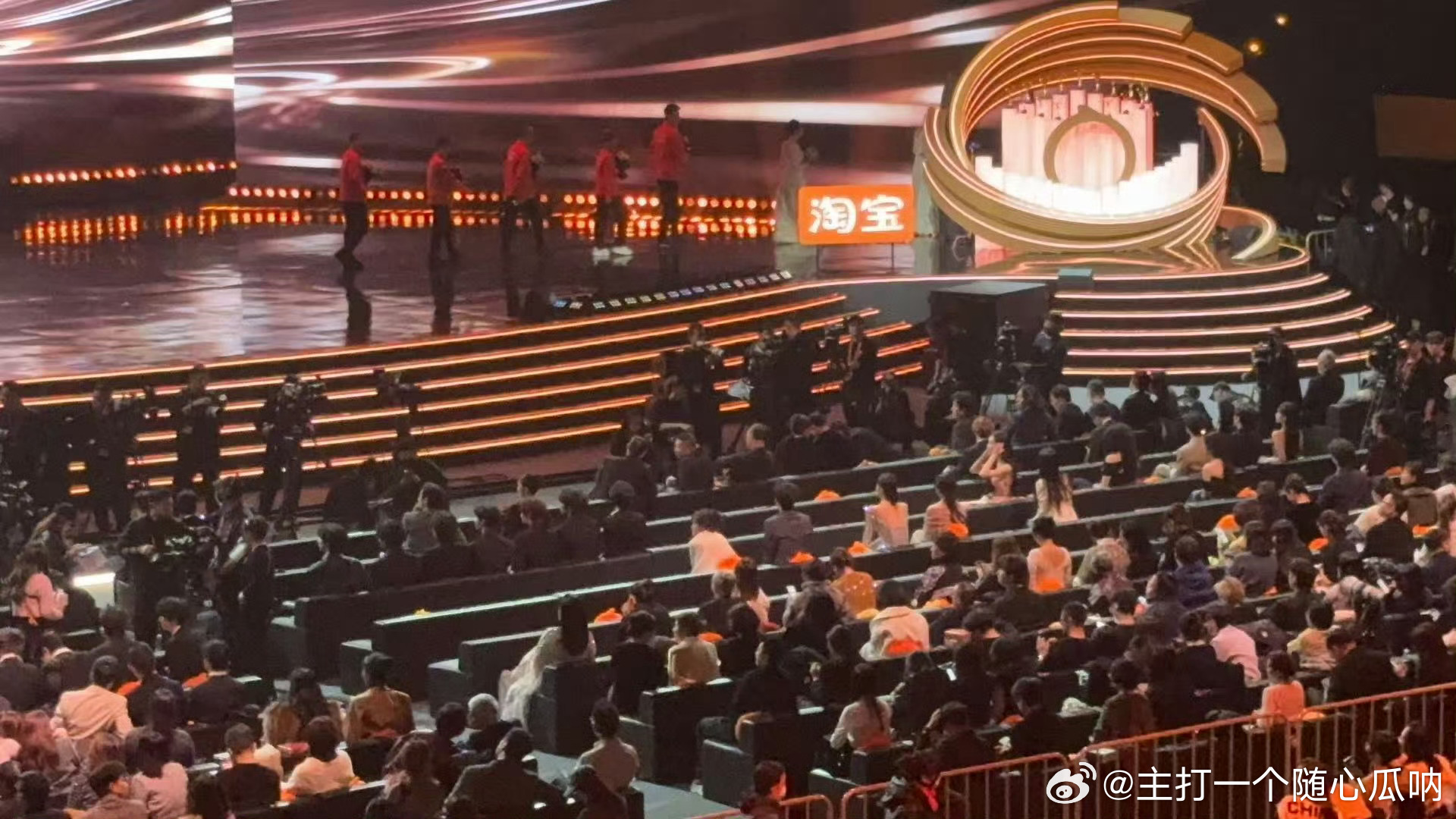 第二排没人了，都别坐啦微博之夜第一出圈梗，挪座抢C！还是挪了活人粉最多的粉圈位置