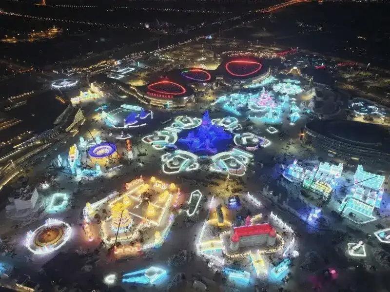 12月17日上午10时，第二十七届哈尔滨冰雪大世界开园，实施三大轴线串联、演艺赛