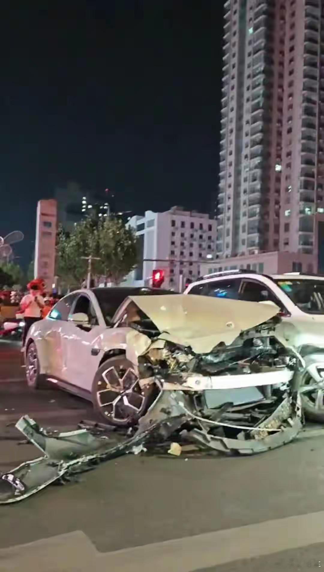 当地回应小米SU7路口连撞多车撞了8辆汽车，七辆电动车，一辆摩托车，万幸这次su