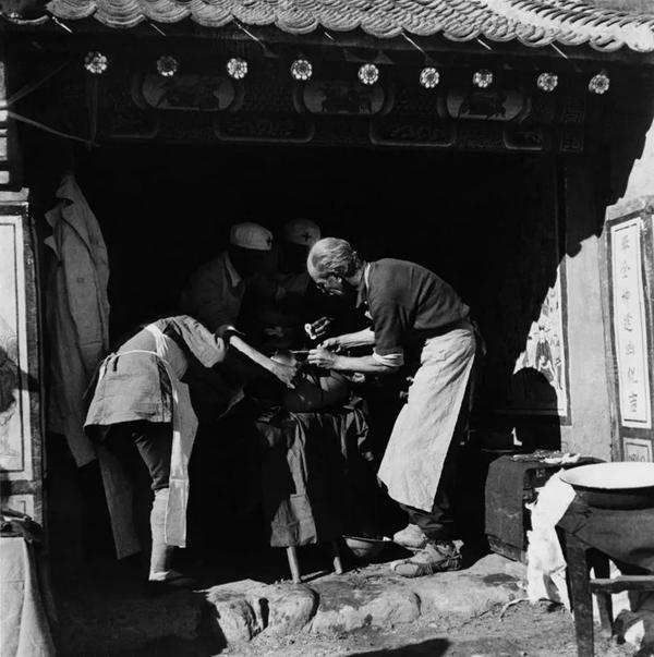 【历史上珍贵的照片1：《白求恩大夫》】
1939年10月，日本侵略军阿部规秀中将