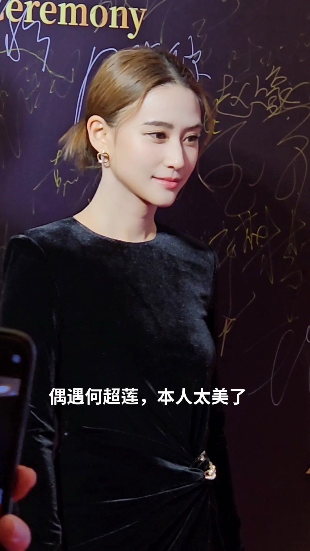 偶遇何超莲是什么体验？在街边看到她时真的被惊艳到，本人比照片还好看，气质特别好，