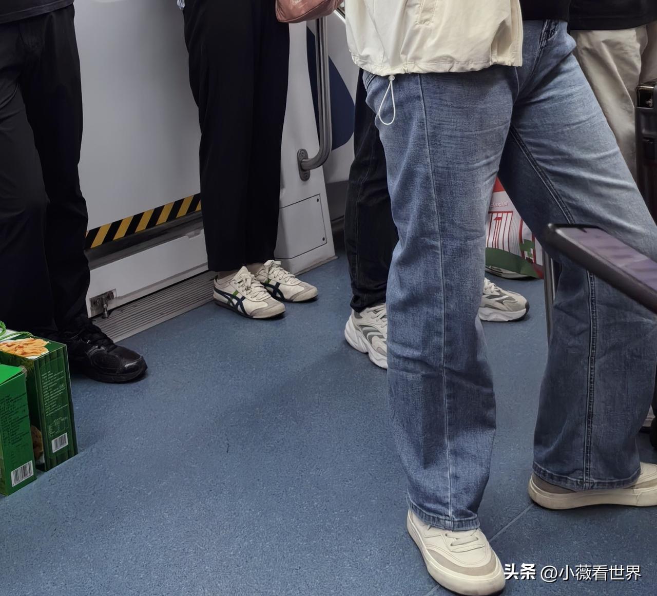 就问你们，夏天还穿凉鞋吗？反正我是已经好几年不穿凉鞋出门了！

凉鞋不穿，皮鞋也