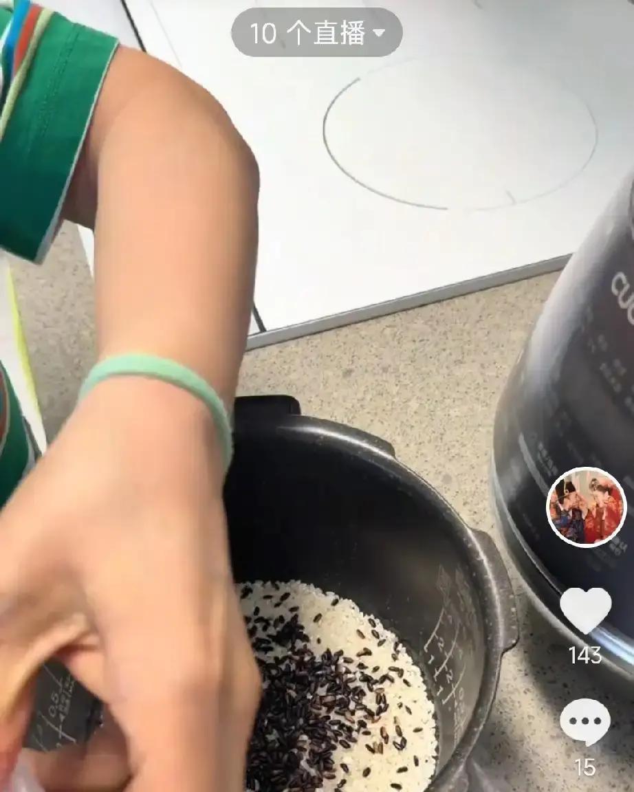 遇到公公出轨要离婚，婆婆这个操作让全家都慌了

前阵子听闺蜜大敏说她家的糟心事，