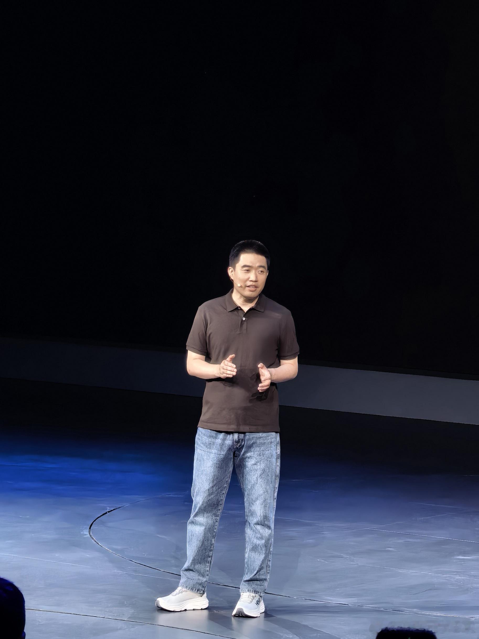 理想L8 正式上市，提供Ultra 和Livis 两个版本，限时售价分别是 35