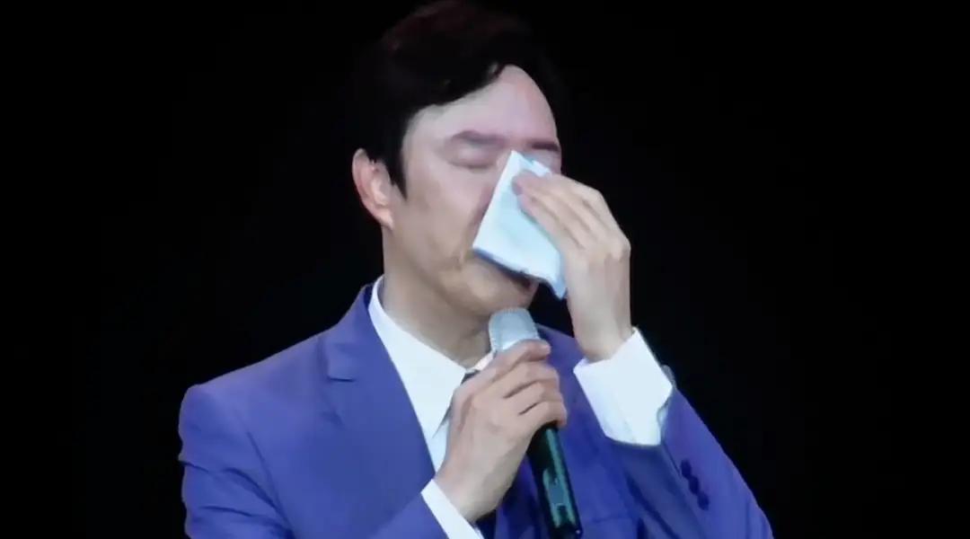老人莫追星，追星莫付钱。费玉清的老歌迷被骗了
小哥的歌迷特别多，尤其是中老年人，