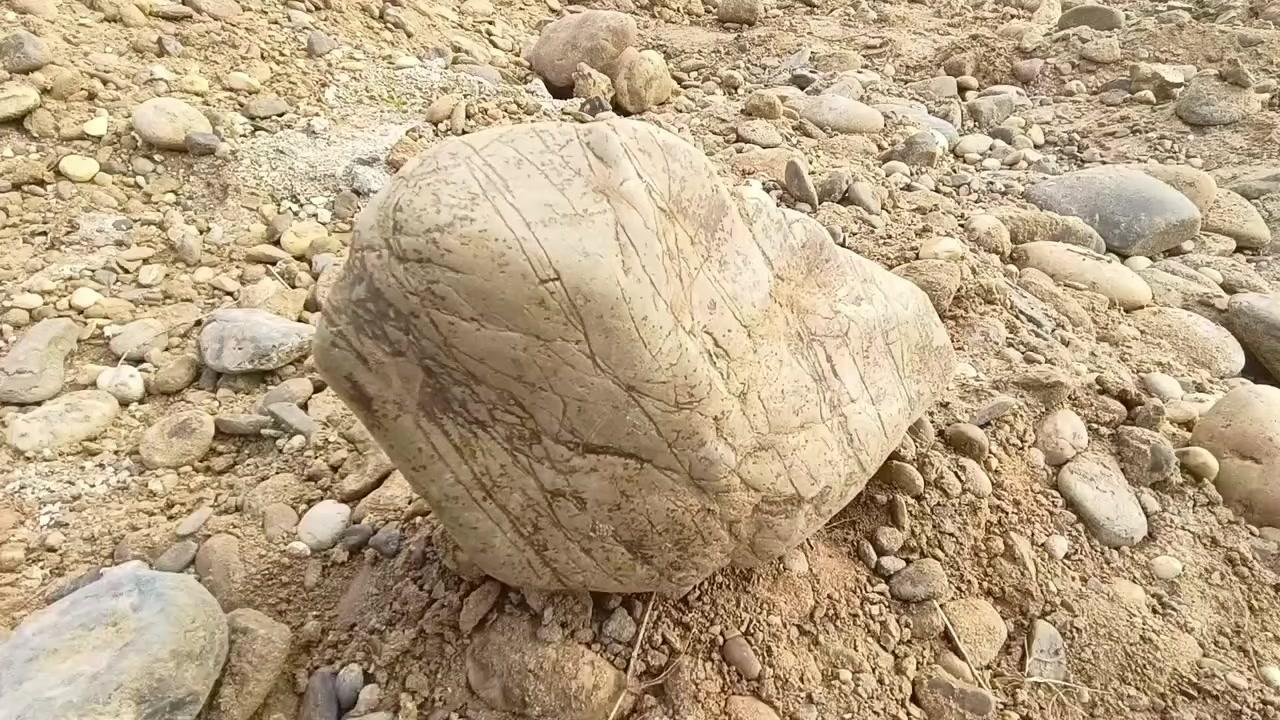 🪨寻石路上偶遇形似苍龙岭的石头，线条独特，自带草花斑纹，被动磁性很奇妙。

⏳