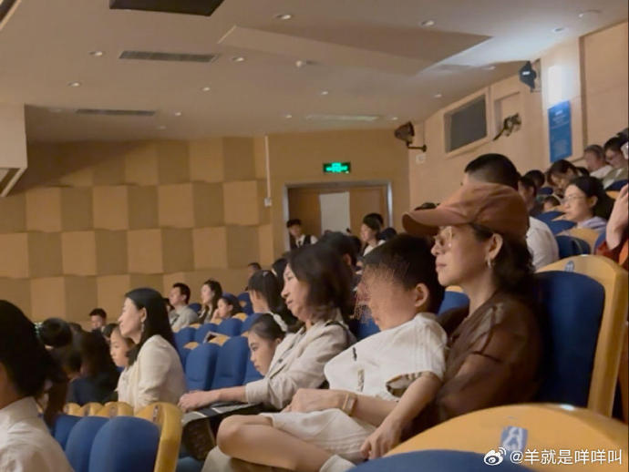 章子怡也看了醒醒演出章子怡抱儿子看醒醒演出 章子怡也看了醒醒演出，她低调坐在观众
