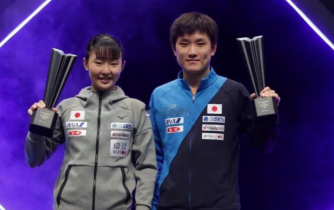 横滨站诞生罕见名场面，张本智和、张本美和双双登顶。WTT冠军赛历史首次亲兄妹包揽
