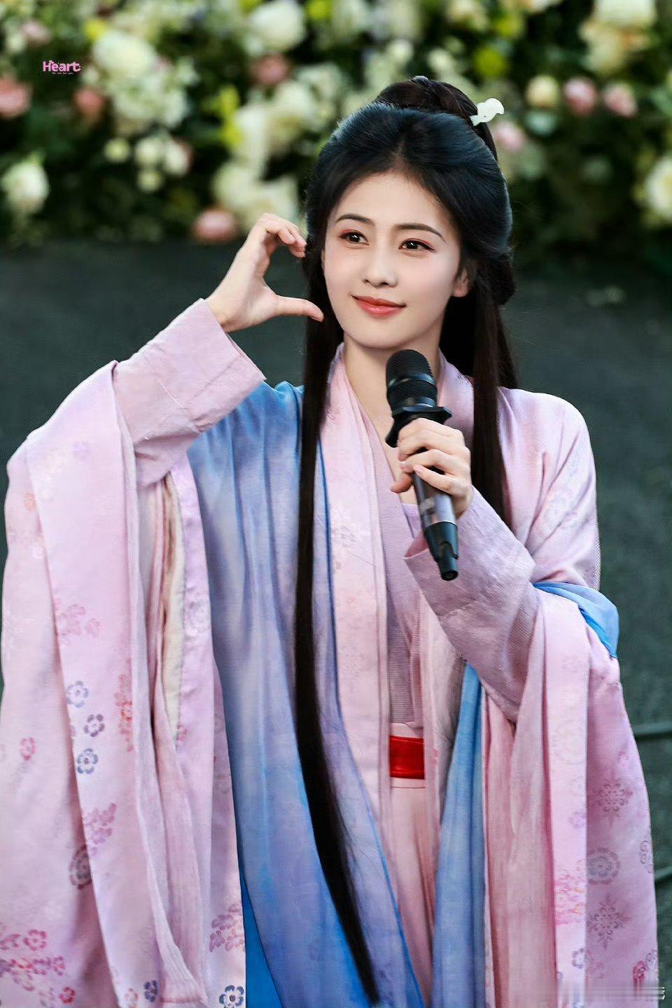 白鹿杀青来了好多国外粉丝，鹿姐杀青快乐啊[笑cry]！ ​美美画中仙[污][污]