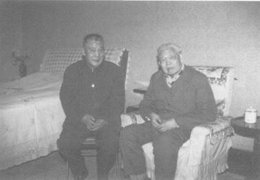 1988年，马忠全(左)与肖劲光在一起。