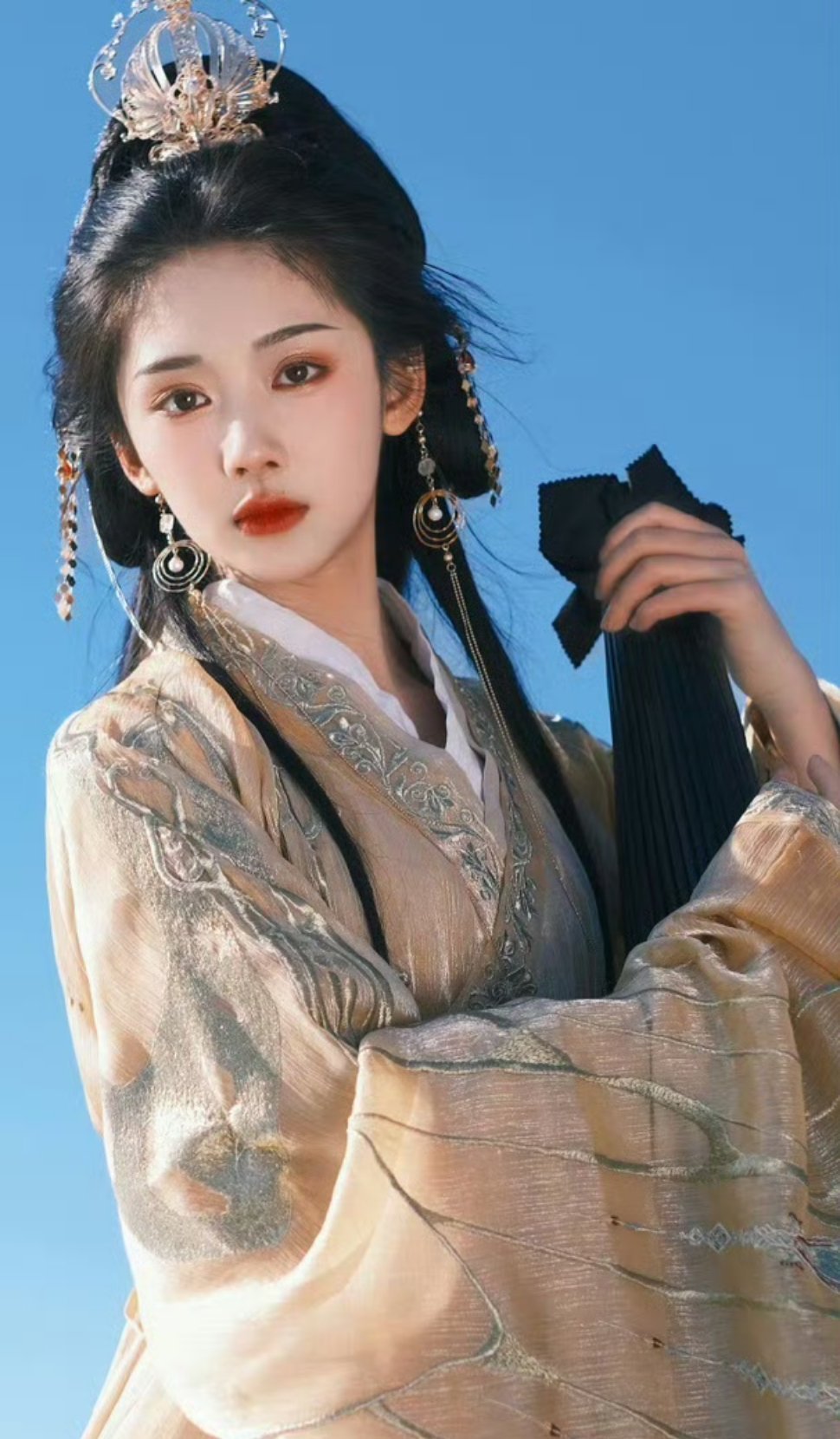 #陈飞宇王影璐或将主演献鱼#陈飞宇和王影璐主演献鱼，喜欢他们剧中的造型和服装，只