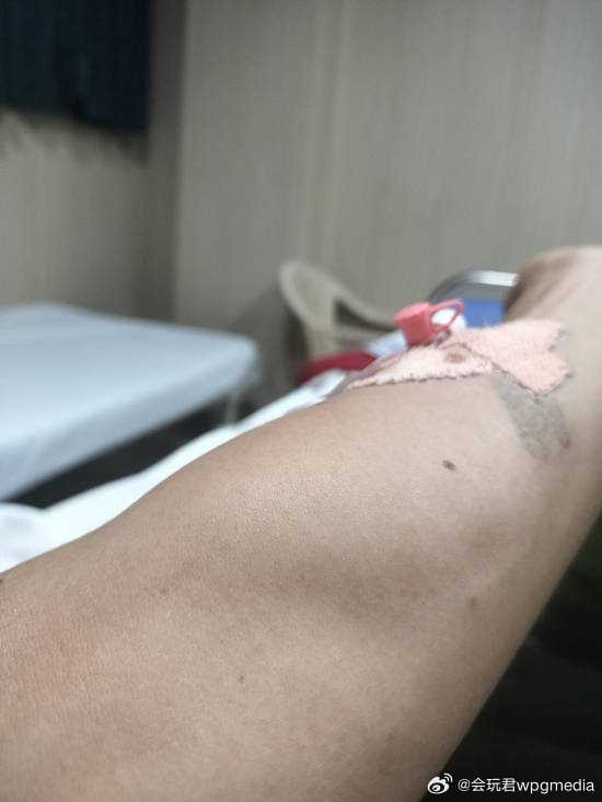 日本博主印度游遇乞讨 拒绝给钱后被泼牛粪住院4天日前，日本旅行博主Dotabat