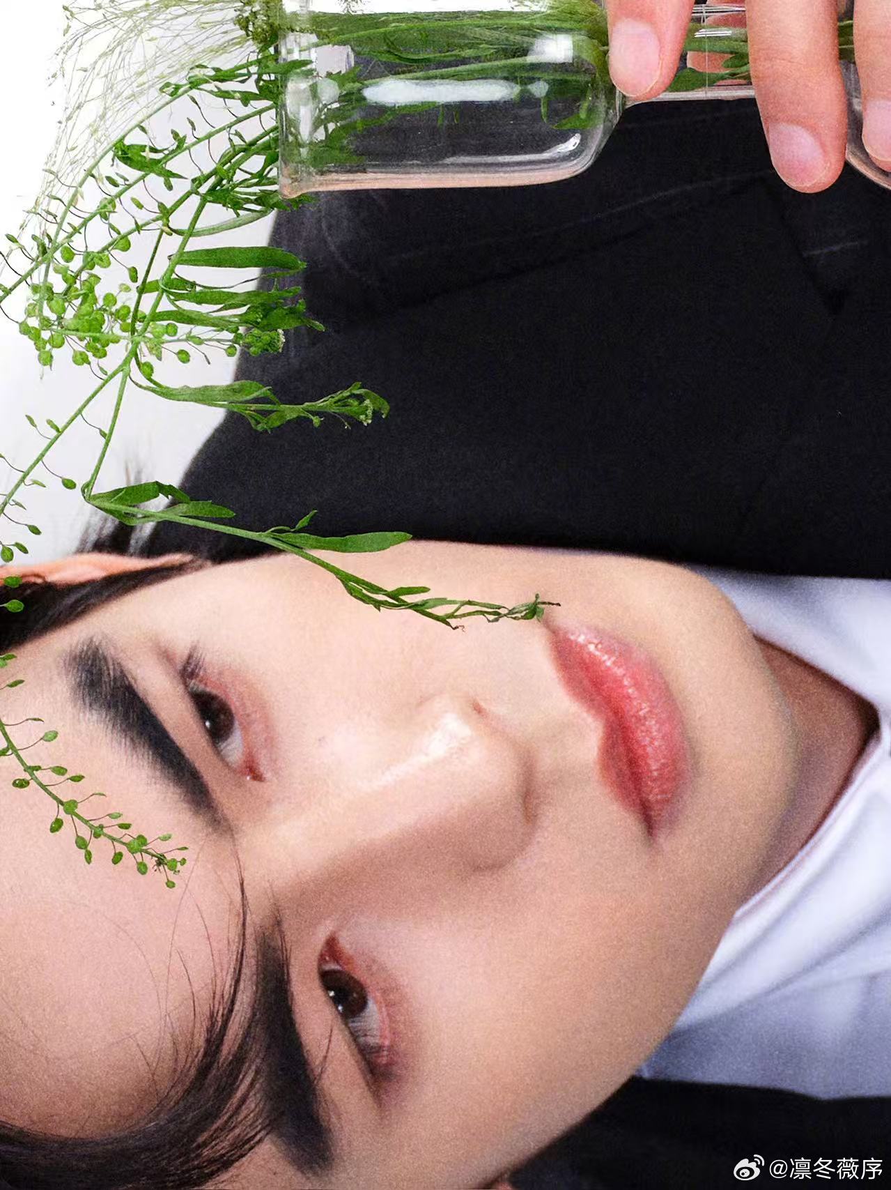 宋威龙熟男感宋威龙背头满分男真的被宋威龙这次造型帅到，利落背头+黑风衣，成熟稳重