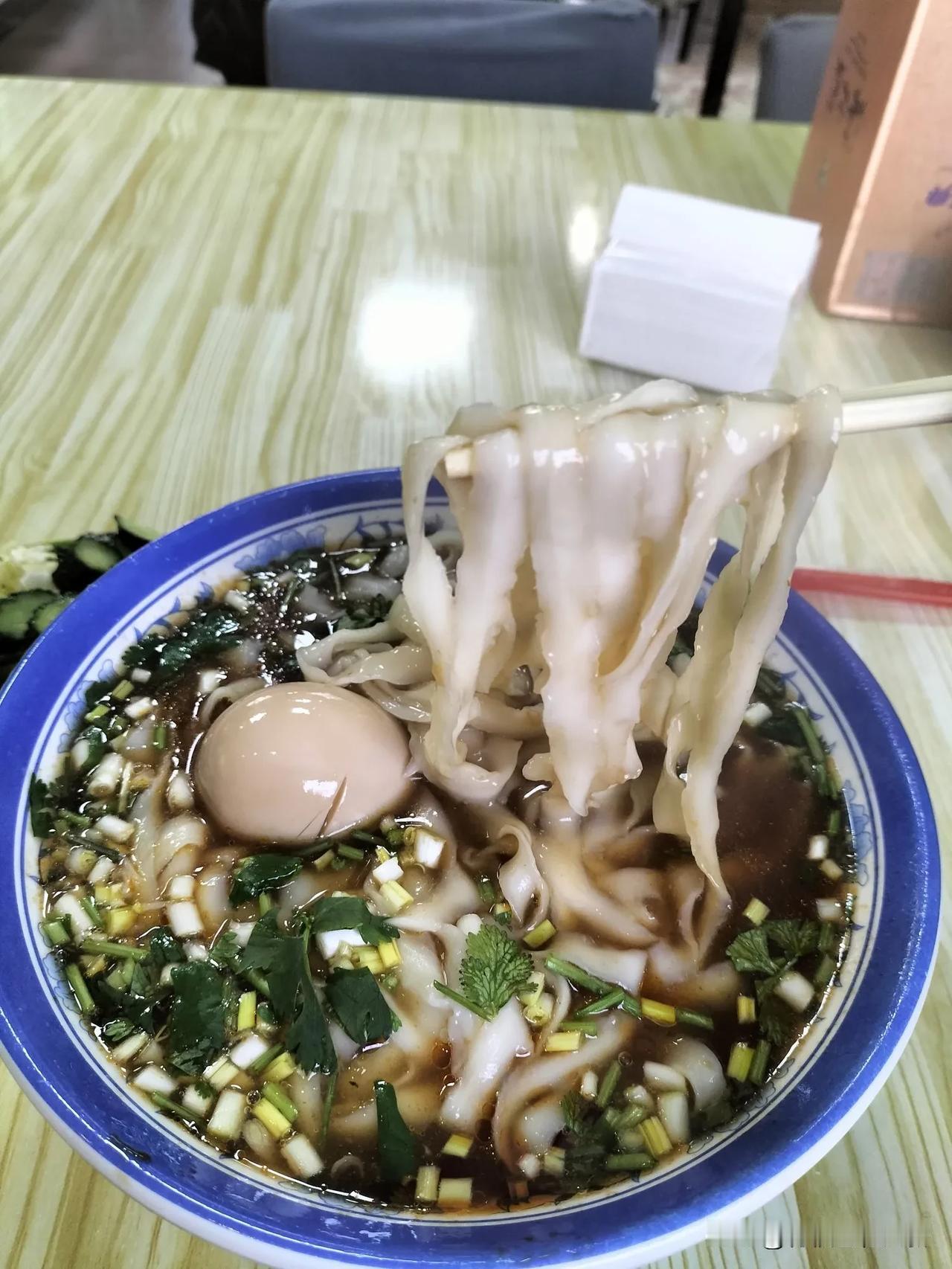 冬至早晨零下十度，真冷！带着头盔，口罩露着耳朵，冷风一吹，像小刀拉，年龄越大越不