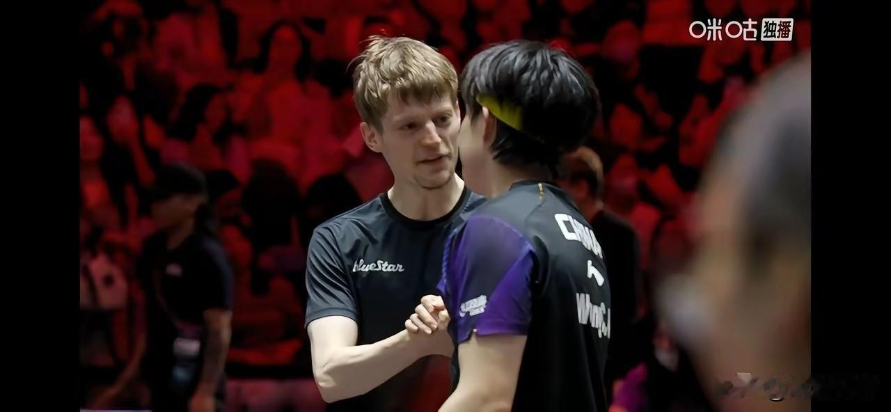 王楚钦赛后被问：林德最后跟你说了啥？
林德：你今天打得挺困难吧，我发球不好接吧？