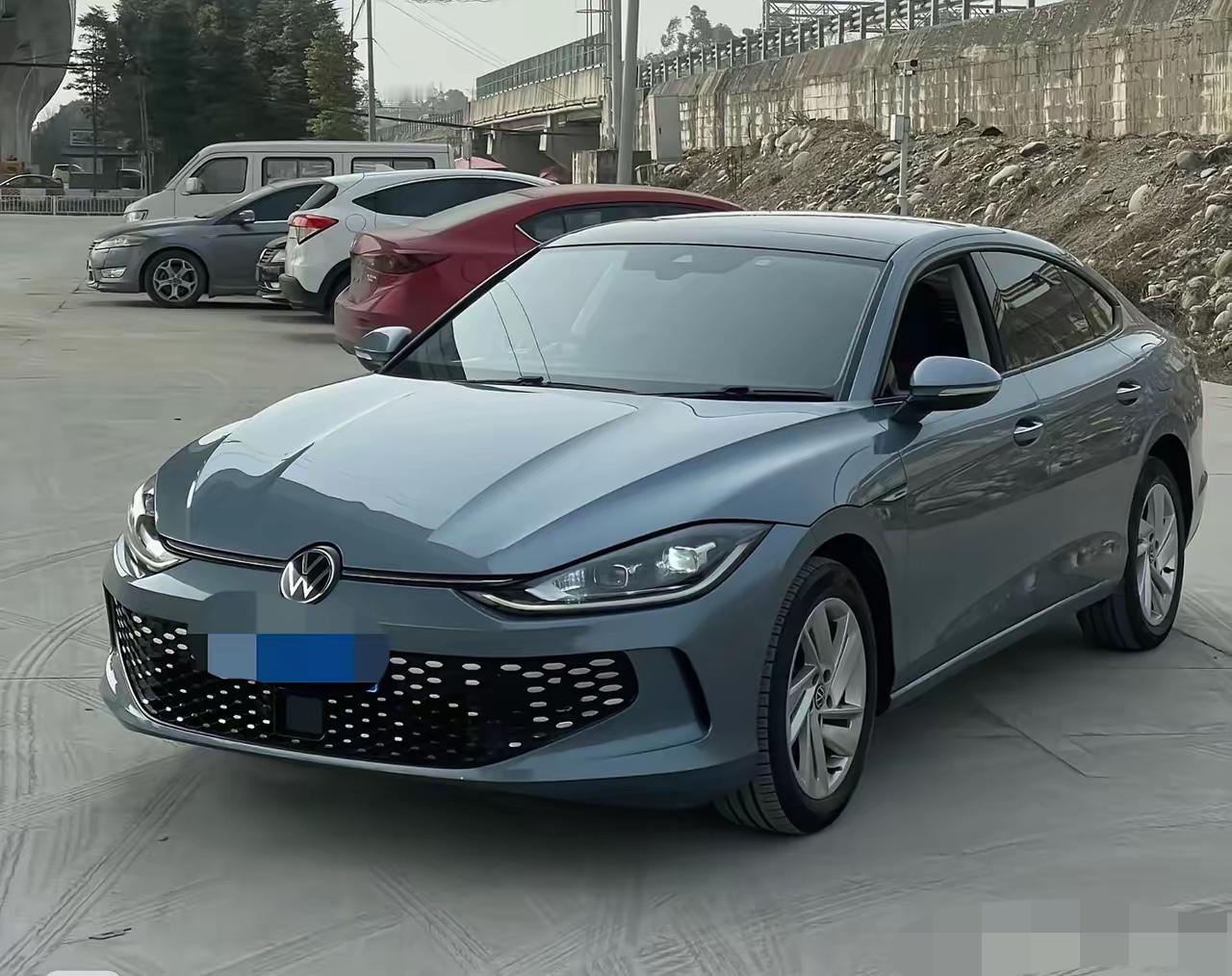 现在买车，不少人都在油车和电车之间拿不定主意，其实不用看太多花里胡哨的参数，从花