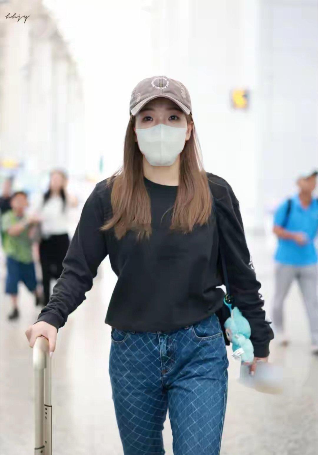 刘诗雯最新机场照，卫衣搭鸭舌帽似青春女大，小枣越来越美了 ​​​