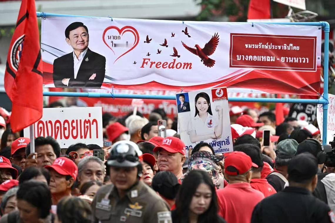 他信获准假释出狱，短期内显著提振为泰党实力与信心！
 
泰国前总理、为泰党精神领