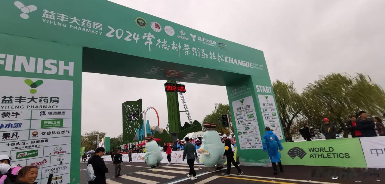 读八年级的儿子和他爸参加马拉松长跑，他爸竟然穿皮鞋参赛，笑死我了。儿子体育成绩不