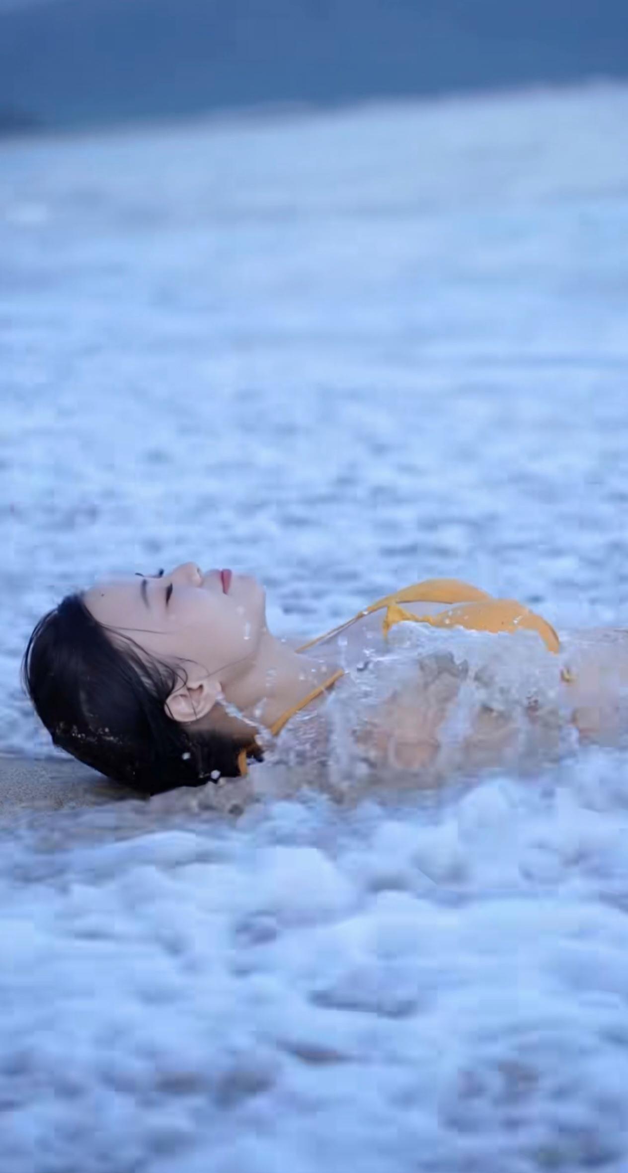 碧海潮生涌，佳人卧波间。