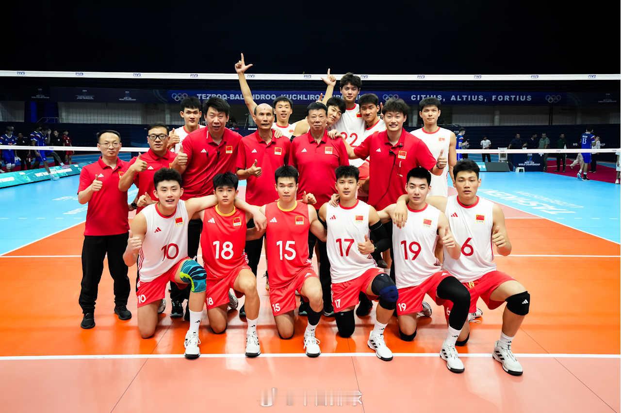 2025U19男排世锦赛 中国队的第2张胜利大合照。 ​​​