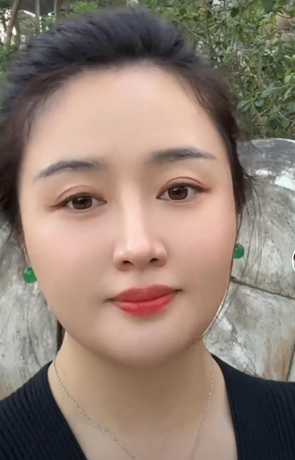 夫妻间钱得够用，因为生活处处都用钱，脾气得对上，脾气不好天天吵。