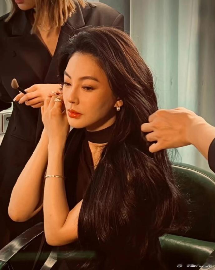 #张雨绮戴耳饰抬眸# 张雨绮戴耳饰抬眸的瞬间，定格了港风的美丽瞬间，她是永恒的女