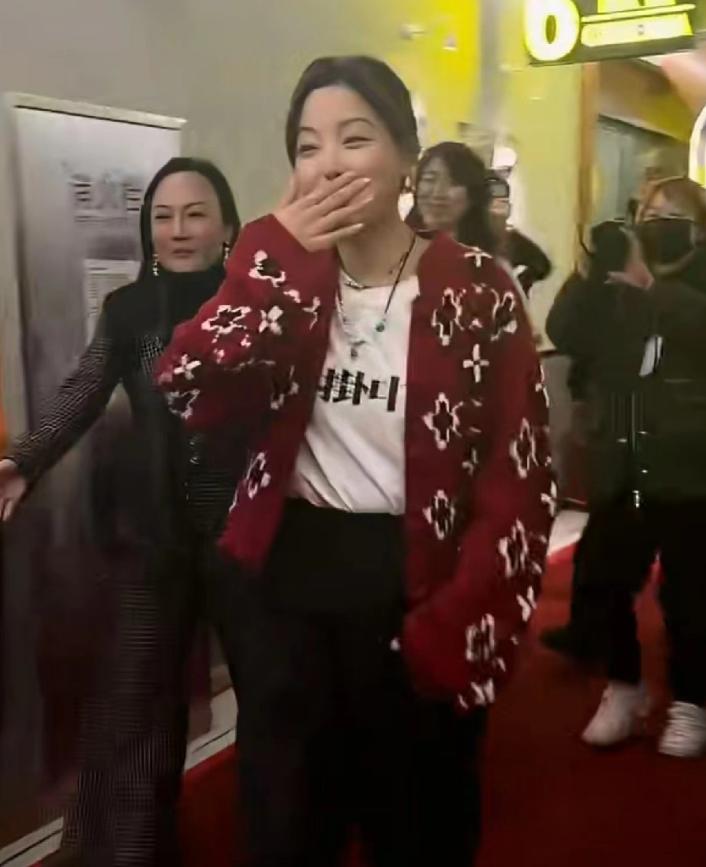 辛芷蕾回老家黑龙江鹤岗传新片《日掛中天》时，有一名女生递给她一个笔记本，让她在笔