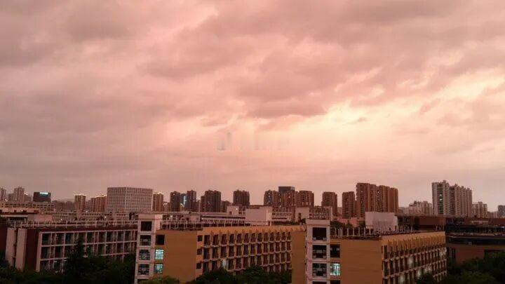昨晚台风“巴威”登陆浙江前，杭州、绍兴多地天空20分钟变4个颜色。 