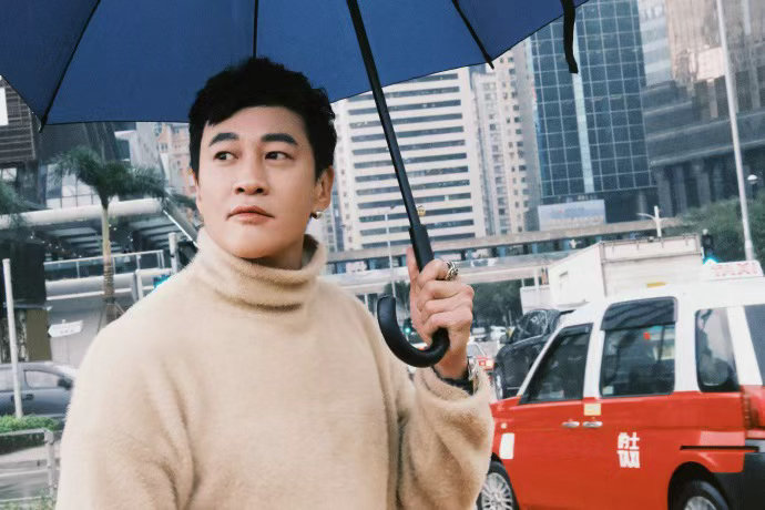 何润东人在家中坐商务从天降接何润东这种财运接何润东这种财运，何润东人在家中坐商务