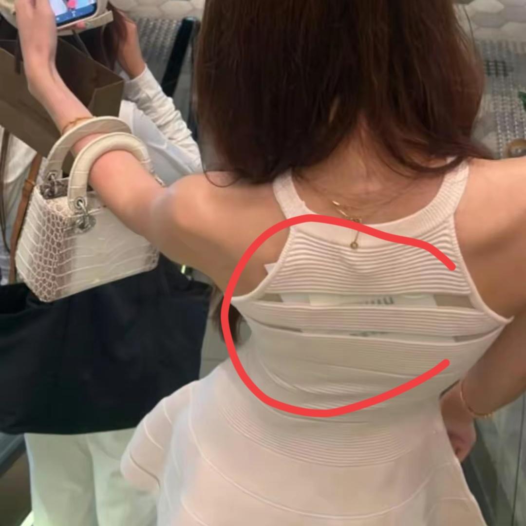 尖沙咀女生裙背露出大吊牌，
网民举报到商家
逛商场偶然露出的吊牌，揭开了7天无理