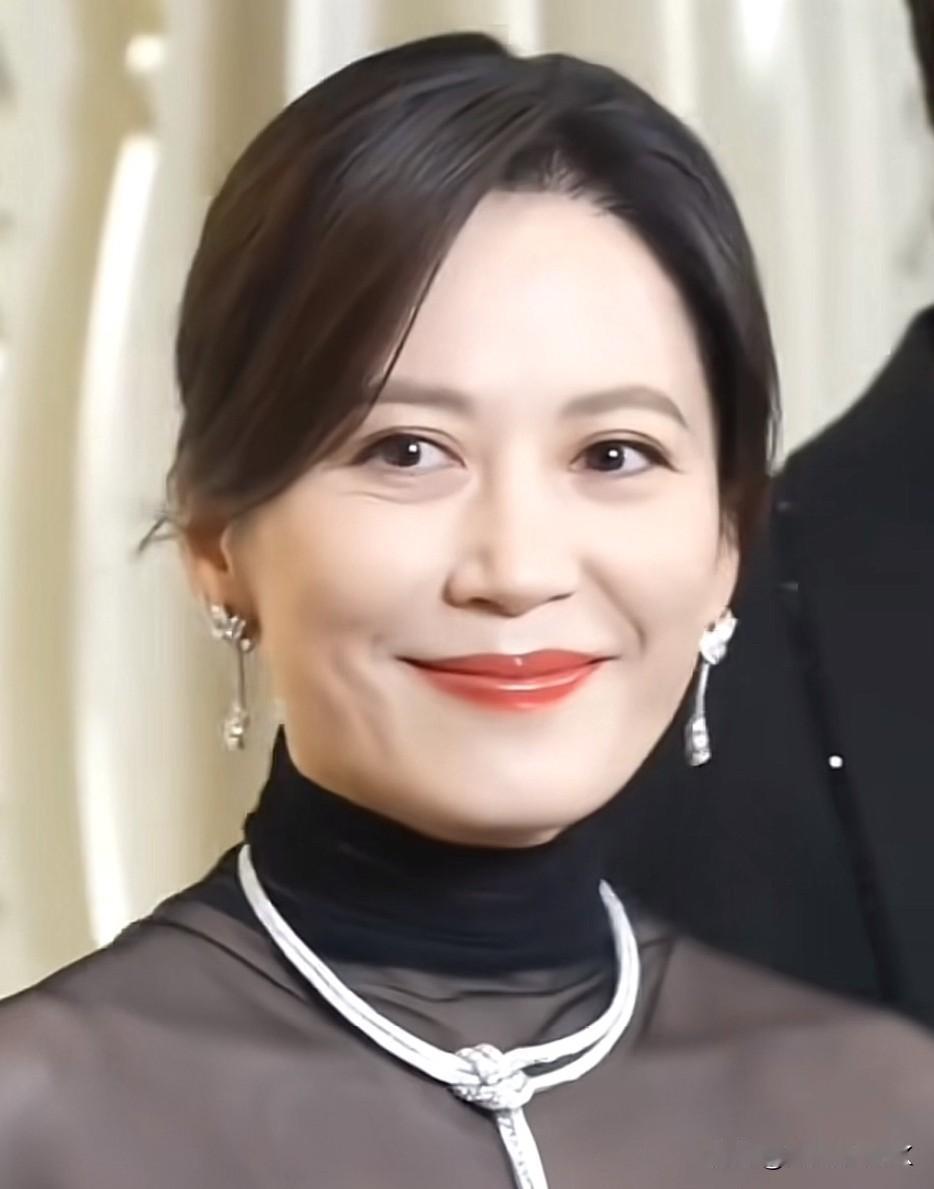 俞飞鸿才是真正意义的美女，年近六十还美得惊人。她童星出道，起点颇高，八岁就出演首