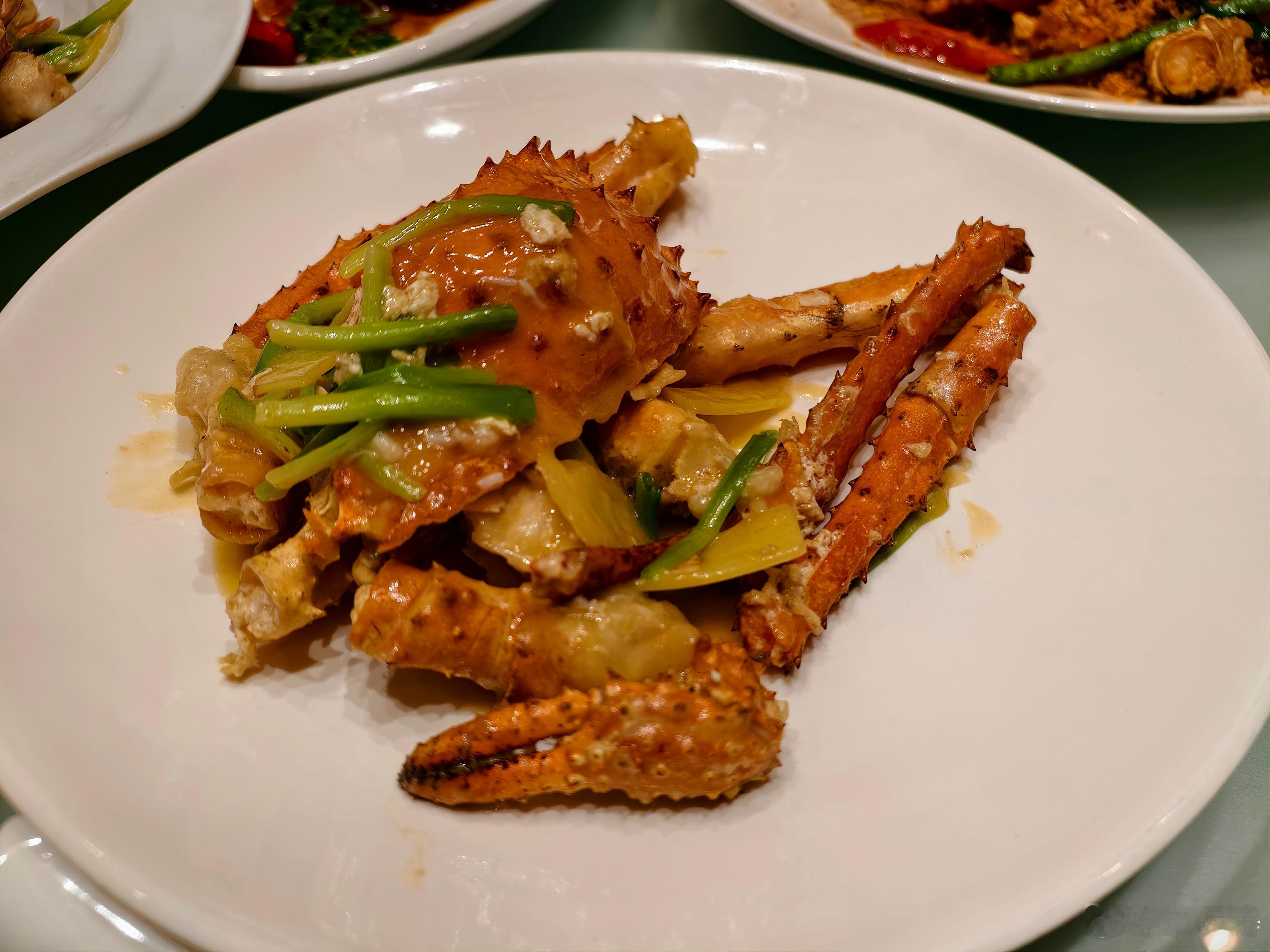 昨晚他看我吃猪脚饭有点过意不去，今晚请我吃海鲜大餐。  ​​​