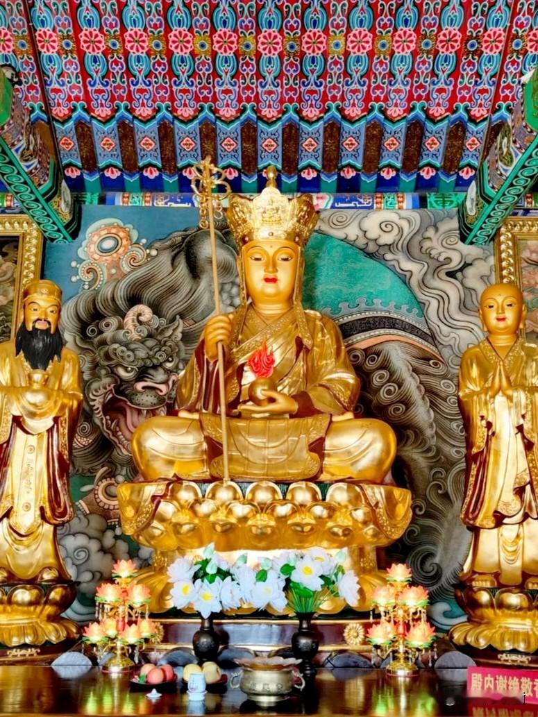 走进殿宇，一炉香烟轻绕，地藏菩萨金身端坐，眉目间是渡尽劫波的悲悯与安然。
 
殿